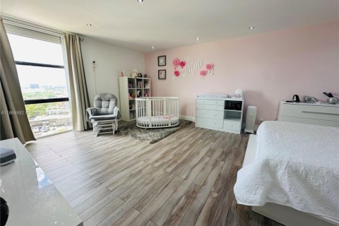 Condo in Miami, Florida, 2 bedrooms  № 1895678 - photo 17