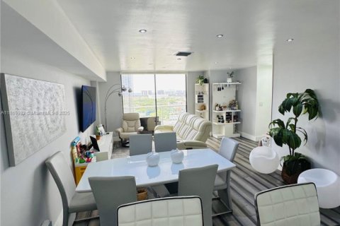Condo in Miami, Florida, 2 bedrooms  № 1895678 - photo 5