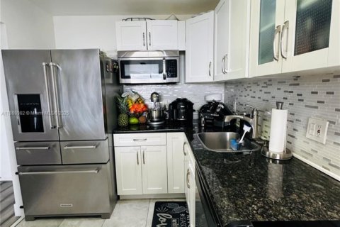 Condo in Miami, Florida, 2 bedrooms  № 1895678 - photo 8