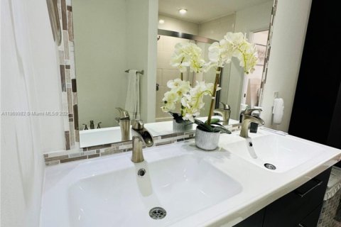 Condo in Miami, Florida, 2 bedrooms  № 1895678 - photo 15