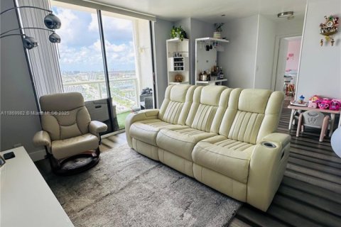 Condo in Miami, Florida, 2 bedrooms  № 1895678 - photo 3