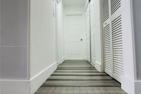 Condo in Miami, Florida, 2 bedrooms  № 1895678 - photo 24