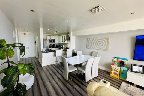 Condo in Miami, Florida, 2 bedrooms  № 1895678 - photo 27