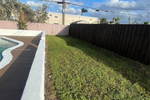 House in Margate, Florida 3 bedrooms, 74.79 sq.m. № 1702376 - photo 16