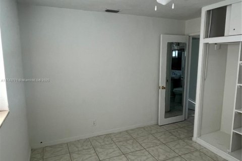 House in Margate, Florida 3 bedrooms, 74.79 sq.m. № 1702376 - photo 10