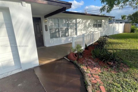 House in Margate, Florida 3 bedrooms, 74.79 sq.m. № 1702376 - photo 13