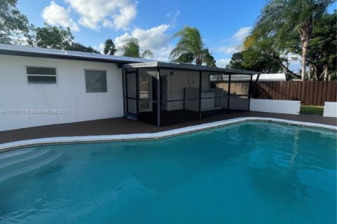 House in Margate, Florida 3 bedrooms, 74.79 sq.m. № 1702376 - photo 2