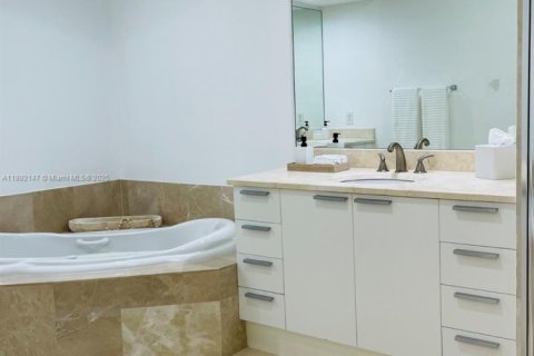 Copropriété à louer à North Miami, Floride: 2 chambres, 161.93 m2 № 1944185 - photo 13