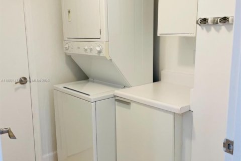 Copropriété à louer à North Miami, Floride: 2 chambres, 161.93 m2 № 1944185 - photo 17