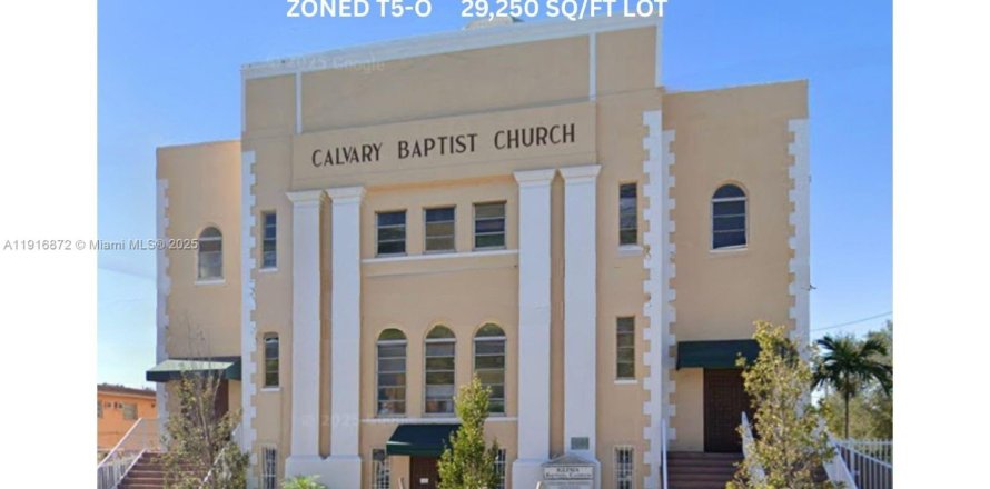 Commercial property in Miami, Florida № 1972894