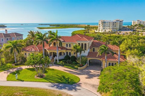 House in Tierra Verde, Florida 5 bedrooms, 717.11 sq.m. № 2229282