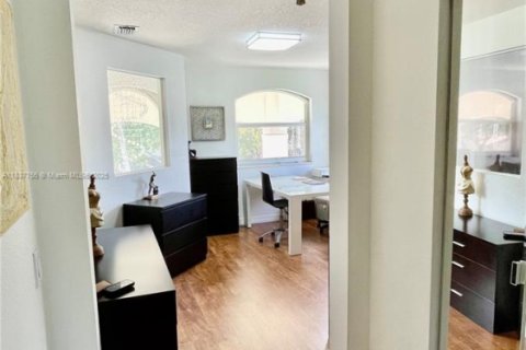 Снять в аренду виллу или дом в Уэстон, Флорида 6 спален, 281.49м2, № 1958660 - фото 23