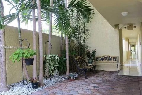 Condo in Miami, Florida, 2 bedrooms  № 1956928 - photo 4