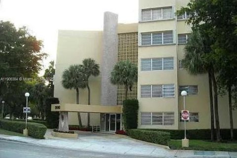 Condo in Miami, Florida, 2 bedrooms  № 1956928 - photo 1