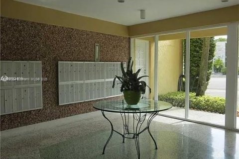 Condo in Miami, Florida, 2 bedrooms  № 1956928 - photo 2