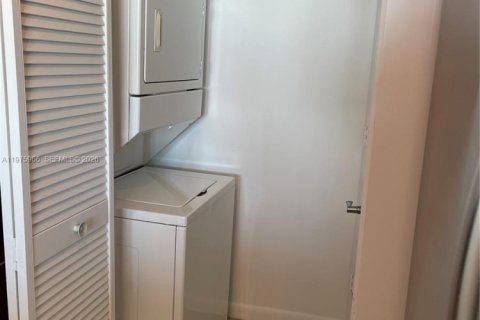 Condominio en alquiler en Miami, Florida, 1 dormitorio, 74.51 m2 № 2040229 - foto 8