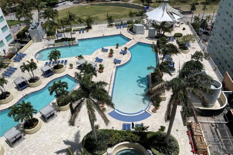 Condominio en alquiler en Miami, Florida, 1 dormitorio, 74.51 m2 № 2040229 - foto 2