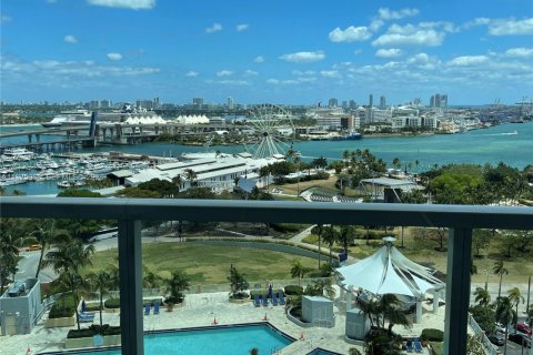 Condominio en Miami, Florida, 1 dormitorio  № 2040229