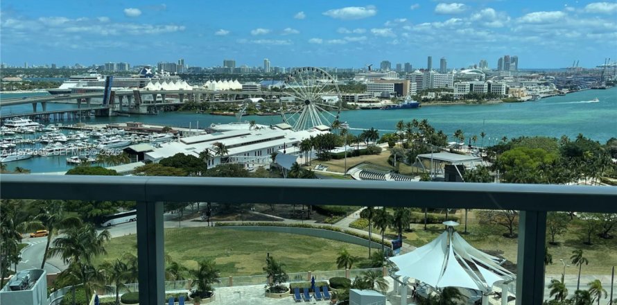 Condominio en Miami, Florida, 1 dormitorio  № 2040229