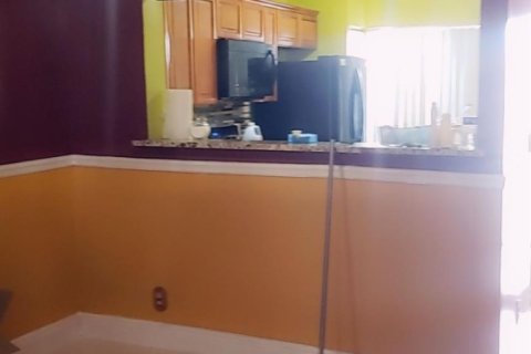 Снять в аренду таунхаус в Норт-Лодердейл, Флорида 2 спальни, 123.75м2, № 1177448 - фото 1