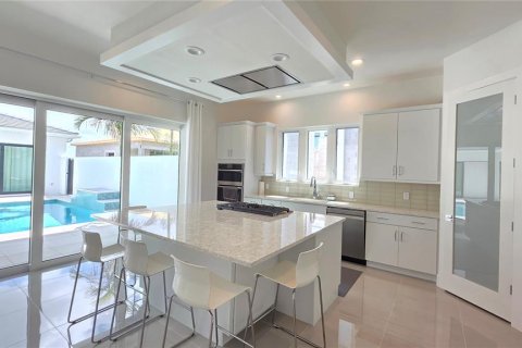 Villa ou maison à louer à Bradenton, Floride: 3 chambres, 278.71 m2 № 1651448 - photo 4