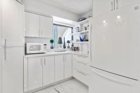 Condo in Miami, Florida, 3 bedrooms  № 1811265 - photo 16