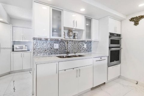 Condo in Miami, Florida, 3 bedrooms  № 1811265 - photo 15