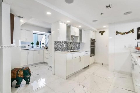 Condo in Miami, Florida, 3 bedrooms  № 1811265 - photo 14