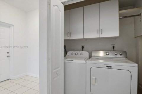 Condo in Miramar, Florida, 3 bedrooms  № 2023705 - photo 16