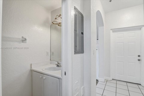 Condo in Miramar, Florida, 3 bedrooms  № 2023705 - photo 17