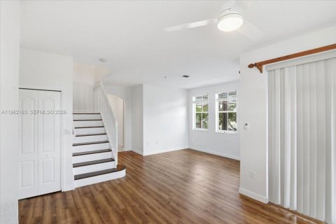 Condo in Miramar, Florida, 3 bedrooms  № 2023705 - photo 12