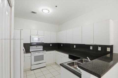 Condo in Miramar, Florida, 3 bedrooms  № 2023705 - photo 25