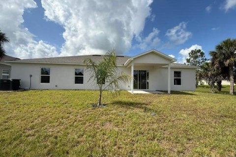 House in Palm Bay, Florida 4 bedrooms, 198.25 sq.m. № 2239743 - photo 12