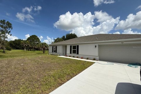 House in Palm Bay, Florida 4 bedrooms, 198.25 sq.m. № 2239743 - photo 2