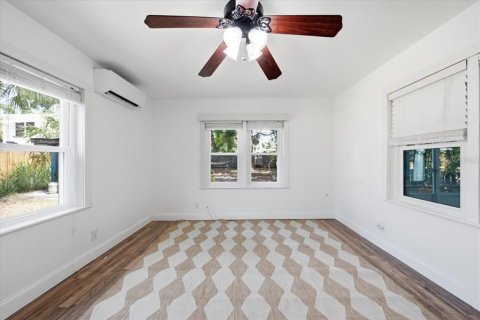 House in Saint Petersburg, Florida 2 bedrooms, 85.1 sq.m. № 2197270 - photo 24