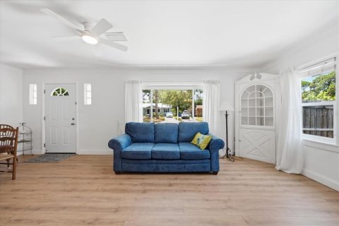 House in Saint Petersburg, Florida 2 bedrooms, 85.1 sq.m. № 2197270 - photo 6