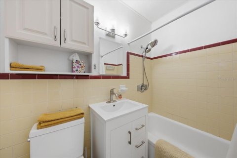 House in Saint Petersburg, Florida 2 bedrooms, 85.1 sq.m. № 2197270 - photo 14