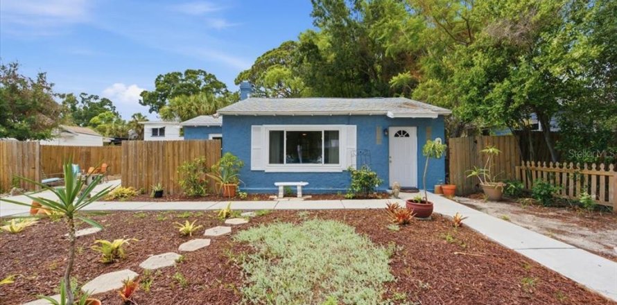House in Saint Petersburg, Florida 2 bedrooms, 85.1 sq.m. № 2197270