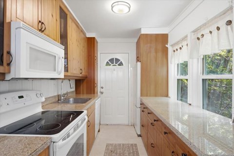 House in Saint Petersburg, Florida 2 bedrooms, 85.1 sq.m. № 2197270 - photo 9