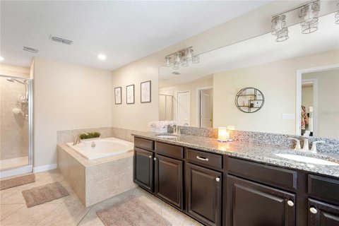 Townhouse in Lutz, Florida 3 bedrooms, 213.95 sq.m. № 1855572 - photo 27