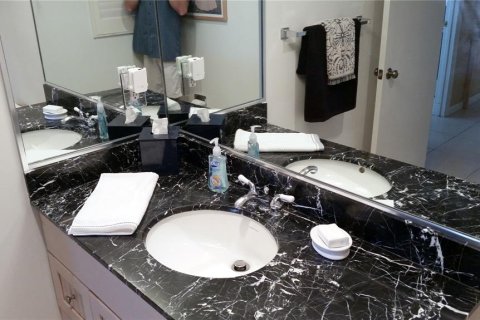 Condo in Sarasota, Florida, 2 bedrooms  № 625219 - photo 22