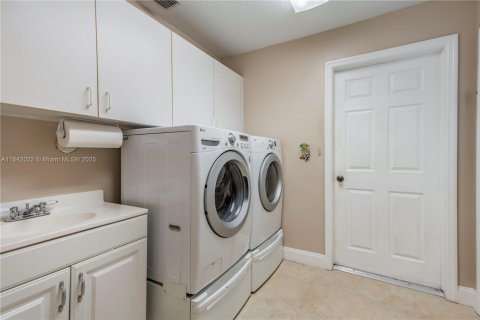 House in Davie, Florida 4 bedrooms, 234.58 sq.m. № 1834086 - photo 6
