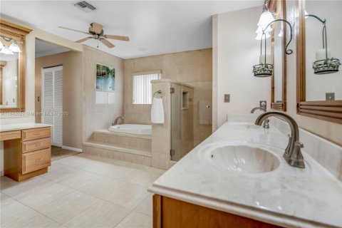 House in Davie, Florida 4 bedrooms, 234.58 sq.m. № 1834086 - photo 11