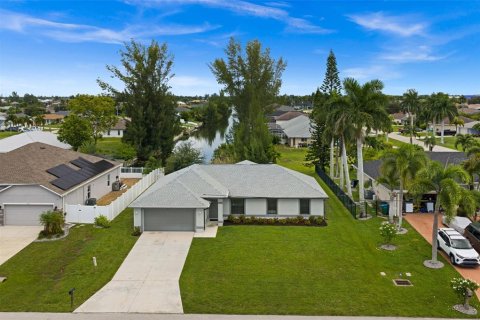 House in Cape Coral, Florida 4 bedrooms, 152.55 sq.m. № 2376879