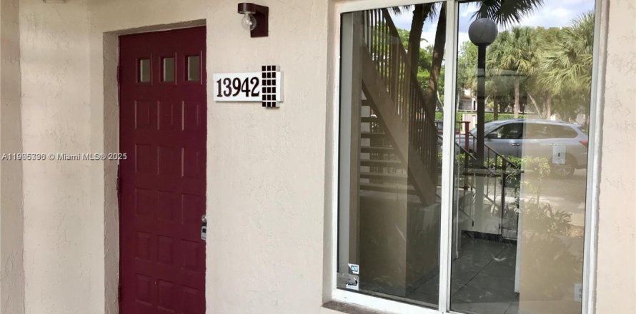 Кондоминиум с 2 спальнями в Майами, Флорида № 1956279