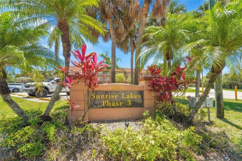 Condo in Sunrise, Florida, 2 bedrooms  № 1728974 - photo 2