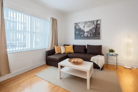 Condo in Miami Beach, Florida, 1 bedroom № 2281489 - photo 2