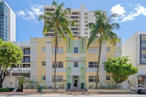 Condo in Miami Beach, Florida, 1 bedroom № 2281489 - photo 9