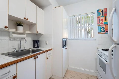 Condo in Miami Beach, Florida, 1 bedroom № 2281489 - photo 4