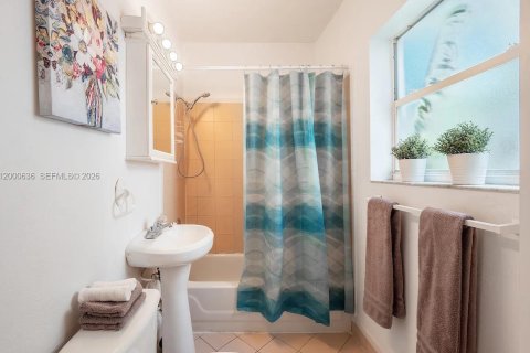 Condo in Miami Beach, Florida, 1 bedroom № 2281489 - photo 8